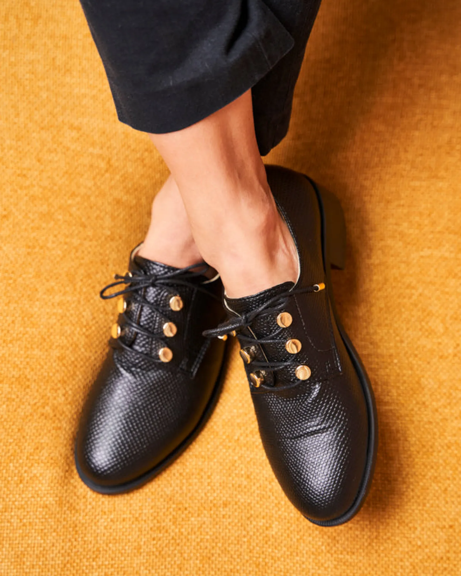 Piccadilly Noir Python
